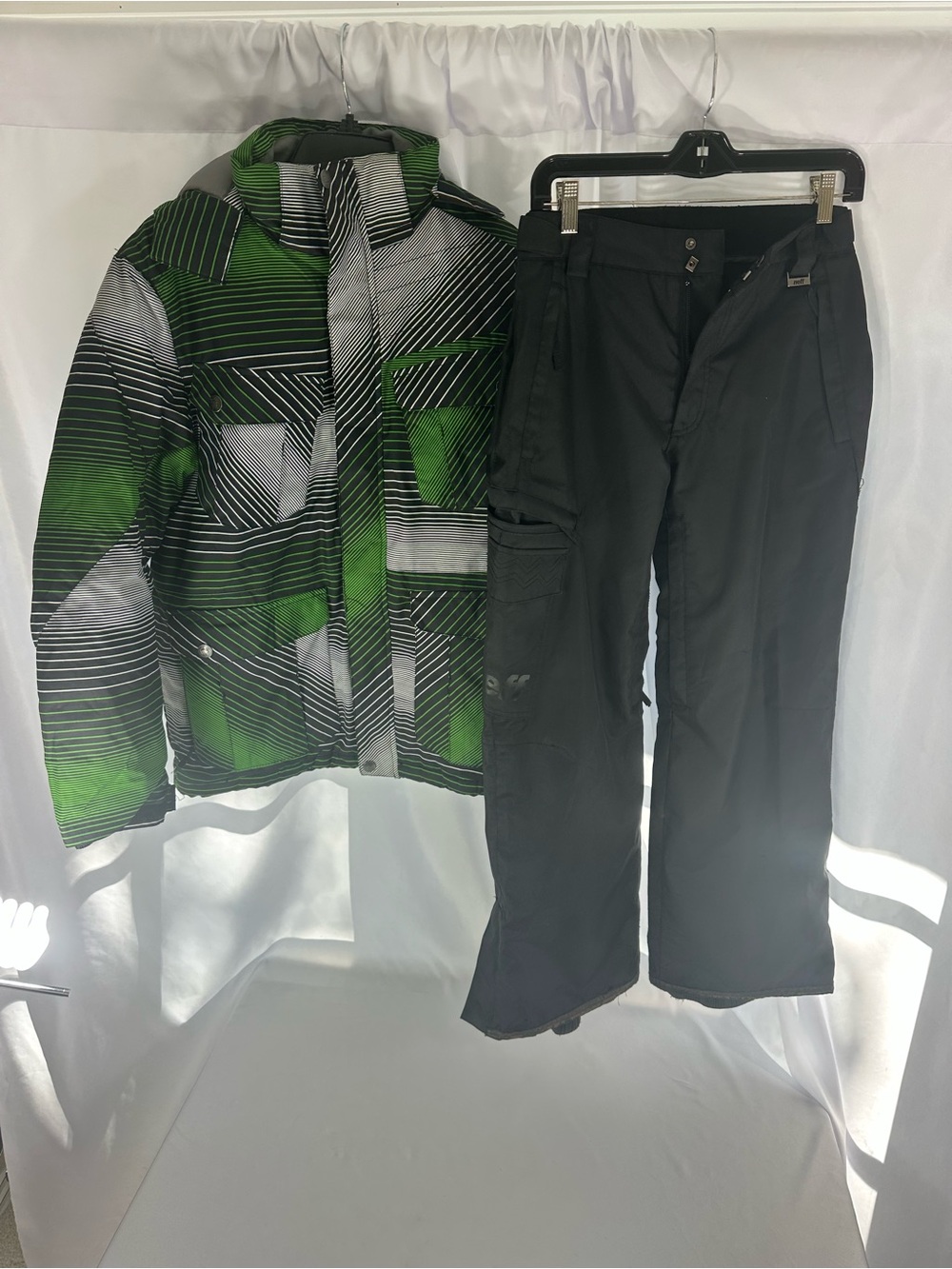 Millennium Three Snowboard Jacket & Neff Snow Pants Set – Men’s XL/L
